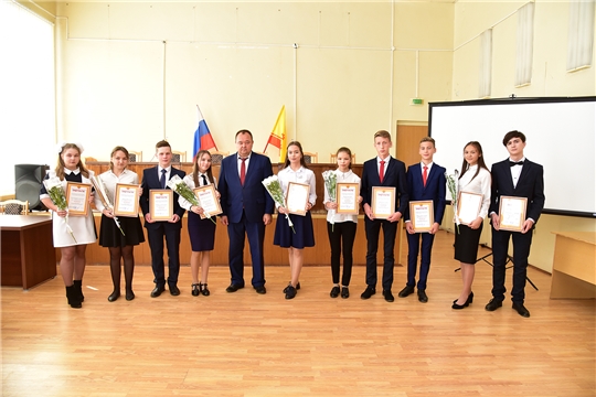 На планерке были вручены Благодарности от Чувашрессовпрофа и Свидетельства о назначении именных стипендий главы администрации района