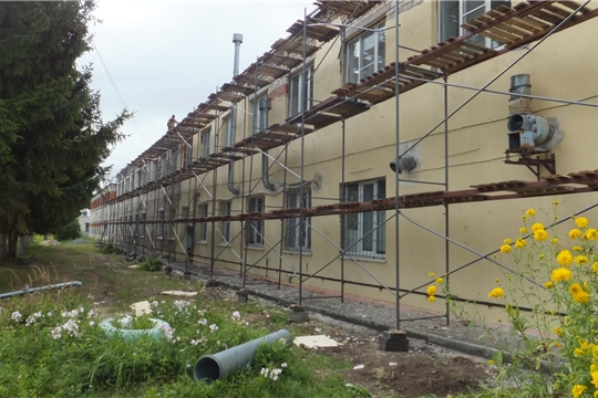 В поликлинике БУ "Козловская ЦРБ им.И.Е.Виноградова" ведется капитальный ремонт по устройству навесного вентилируемого фасада.