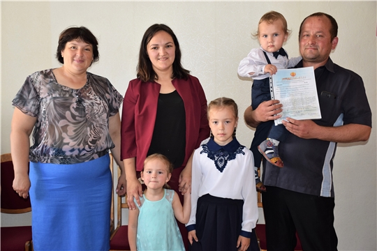 В ожидании новоселья: еще одной молодой семье вручили свидетельство на приобретение жилья