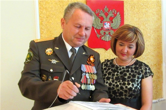 В отделе ЗАГС администрации г.Шумерля поздравили "серебряных" юбиляров семейной жизни