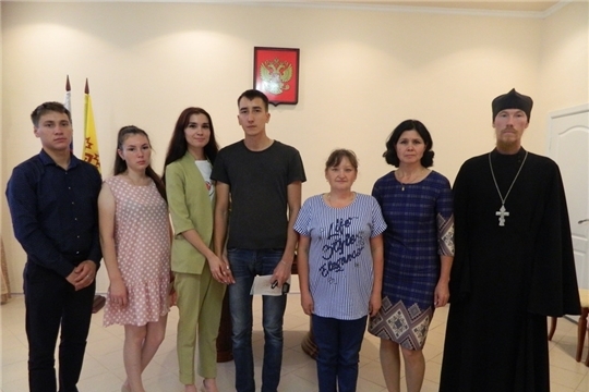 В отделе ЗАГС Янтиковского района состоялась беседа священнослужителя с будущими молодоженами в рамках реализации проекта «Сохраним семью»