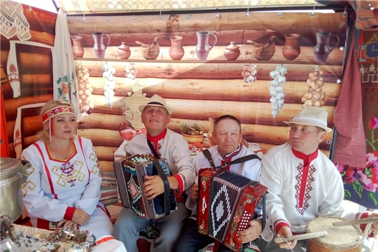 Ансамбль гармонистов «Шăмăршă каччисем» принял участие в межрегиональном конкурсе самодеятельных гармонистов-любителей «Играй, гармонь!»