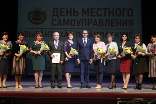 Михаил Игнатьев поздравил муниципальных служащих с профессиональным праздником