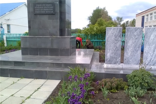Волонтеры МБОУ «Новобайбатыревская СОШ» облагораживают территорию возле обелиска