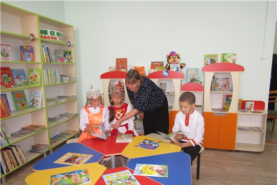 Аликовский район с рабочим визитом посетила заместитель министра культуры, по делам национальностей и архивного дела Елена Чернова.