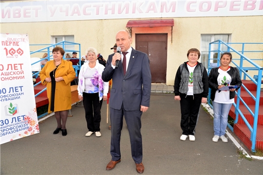 Р.Селиванов приветствовал участников легкоатлетической эстафеты, посвященной 100-летию со дня образования профсоюзов Чувашии