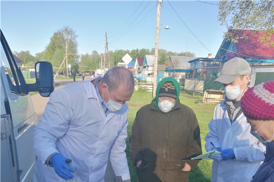 Отбор проб молока у жителей двух деревень Янышского сельского поселения