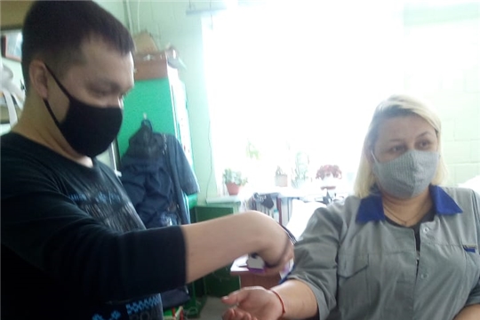 Мобильная группа Чебоксарского района осматривает предприятия экономики, отслеживает цены на социально значимые продукты, проверяет масочный режим