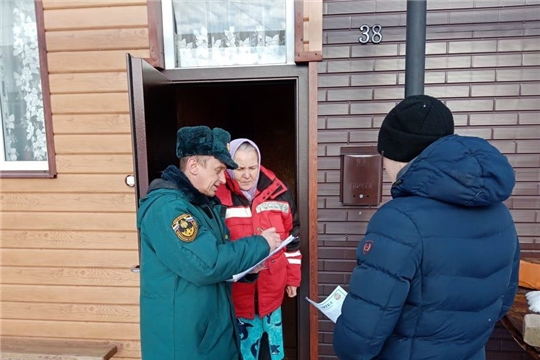 Огнеборцы Алатыря продолжают проводить в городе профилактические беседы среди населения