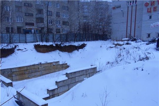 Муниципальный контроль: предприниматель в Чебоксарах обязан демонтировать фундамент, бетонные блоки у дома 7б по ул. Лебедева