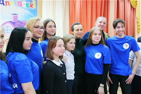 Столичные школьники встретились с рок-певицей Юлией Чичериной