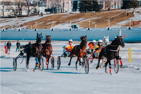 В Чебоксарах прошли конные бега "Ледяной Кубок Чувашии - 2020"