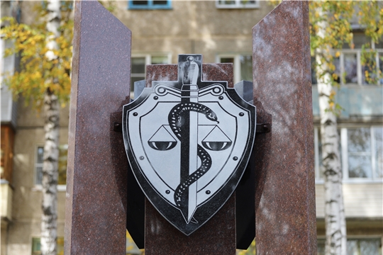 В Чебоксарах установлена стела «Памяти медицинским работникам»