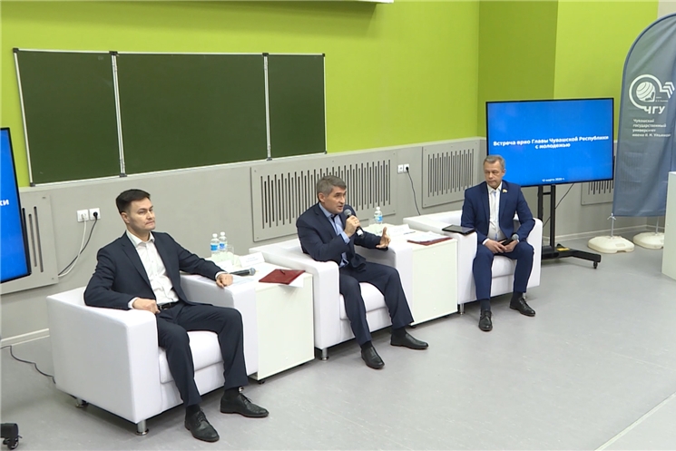 Врио Главы Чувашии Олег Николаев подписал указ о дополнительных мерах, направленных на привлечение молодёжи к работе в системе государственного управления, и встретился со студентами вузов