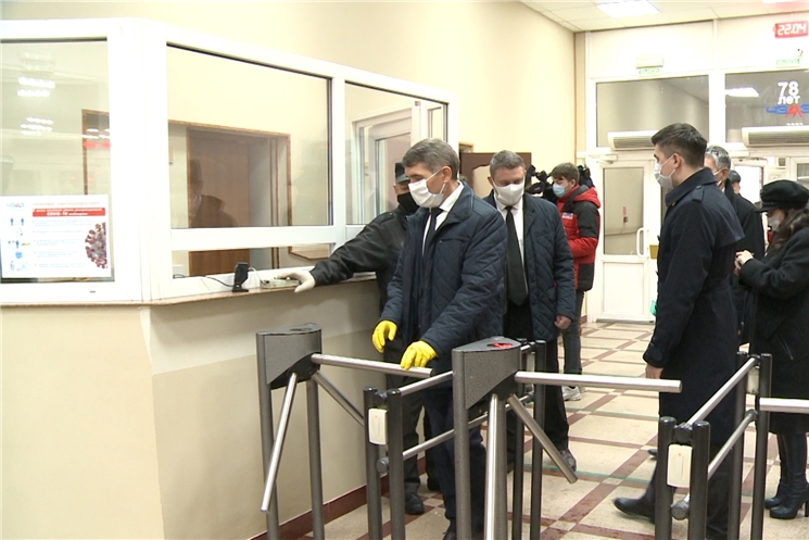 Временно исполняющий обязанности Главы Чувашии Олег Николаев проинспектировал, как предприятия соблюдают противоэпидемиологический режим.