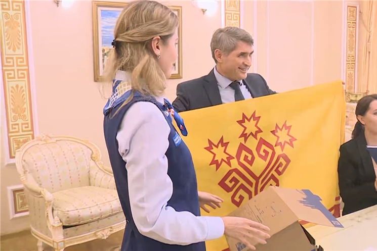 Врио Главы Чувашии Олег Николаев в ответ на письмо молодого коллекционера из Шотландии отправил посылку с копией флага Чувашской Республики.