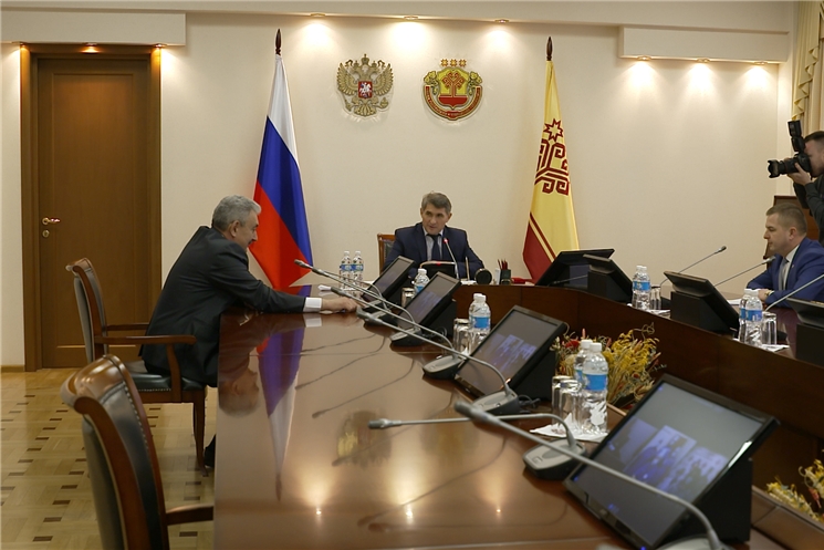 Врио Главы Чувашской Республики Олег Николаев поздравил с праздником работников скорой помощи и сообщил о новых стимулирующих выплатах медработникам.