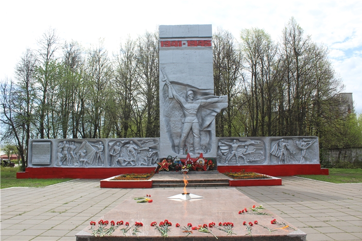 В честь 75-й годовщины Победы в городе Канаш состоялось возложение венков и цветов к Вечному огню Мемориала Славы и обелиску Славы воинам-вагоноремонтникам, павшим в годы Великой Отечественной войны