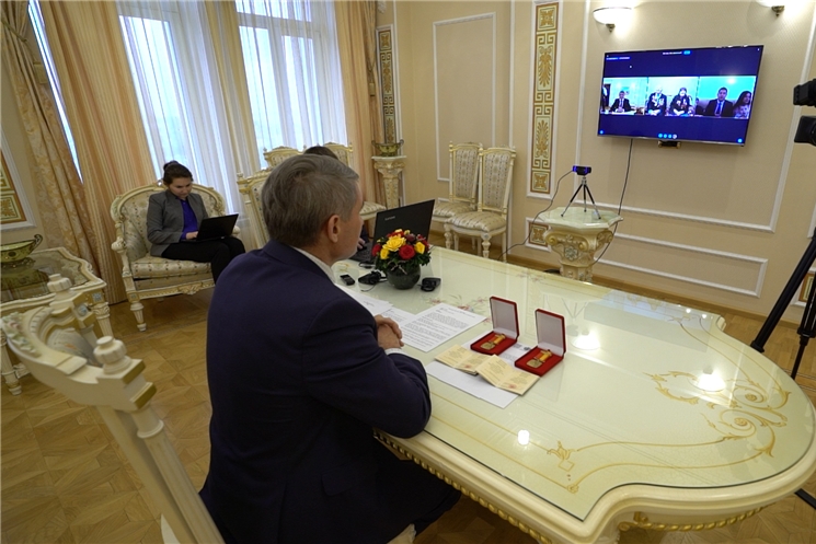 С супругами Аввакумовыми из села Янтиково Олег Николаев поговорил по видеосвязи