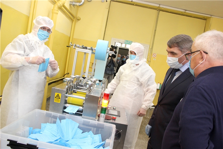 Олег Николаев посетил производство трёхслойных медицинских масок