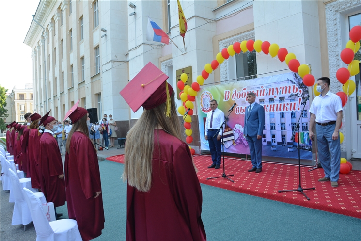 В год 90-летия Чувашского государственного педагогического университета прошло чествование девяноста лучших выпускников 