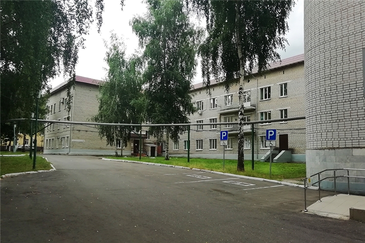 В онкологическом диспансере идет капитальный ремонт кровли хирургического корпуса №1