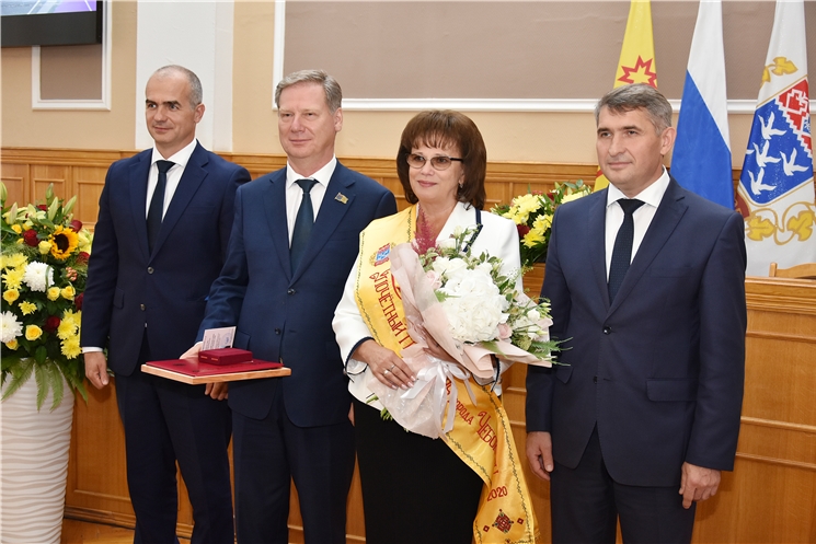 Олег Николаев лично наградил нового Почетного гражданина города Чебоксары