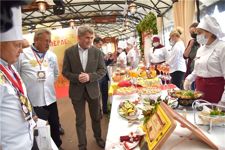 Олег Николаев приветствовал финалистов фестиваля национальной кухни «Гостеприимная Чувашия»