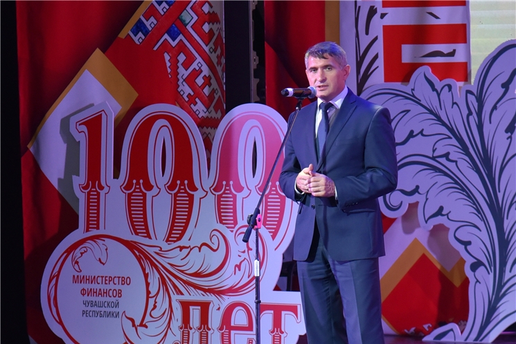 Олег Николаев поздравил Минфин Чувашии со 100-летием