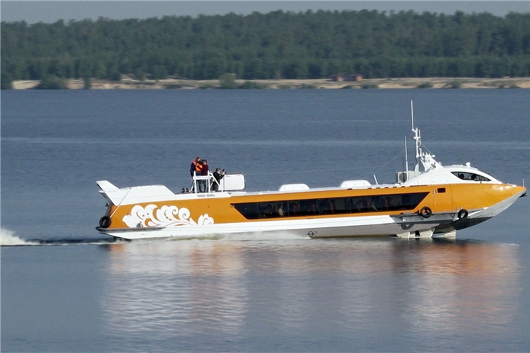 Врио Главы Чувашской Республики Олег Николаев совершил пробную поездку на судне на подводных крыльях «Валдай 45Р» до Мариинского Посада