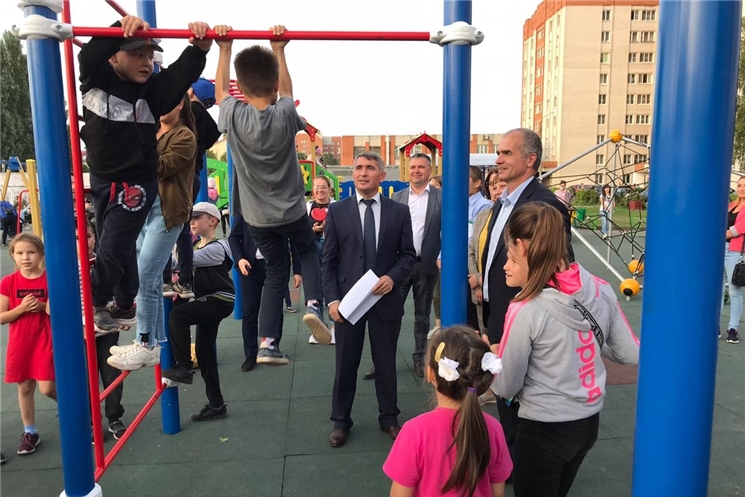 Олег Николаев осмотрел чебоксарские дворы, комплексно благоустроенные в этом году