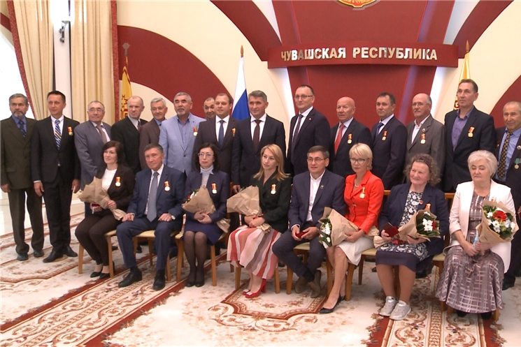  Врио Главы Чувашии Олег Николаев вручил памятные медали «100-летие образования Чувашской автономной области»  представителям сферы физической культуры и спорта региона