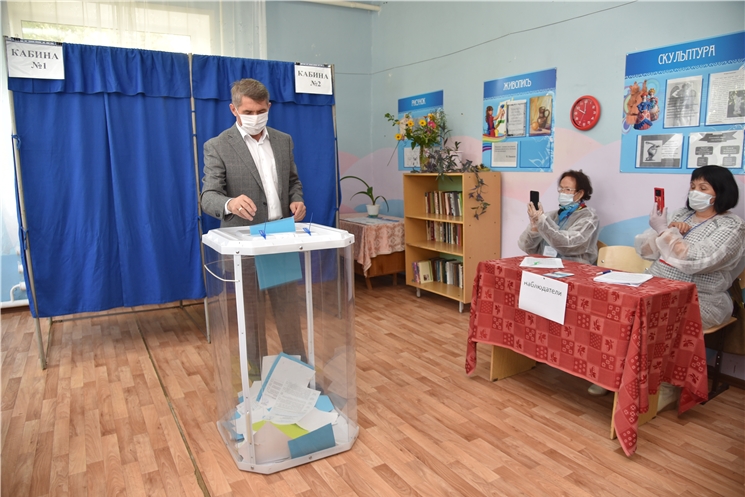Олег Николаев проголосовал на выборах Главы Чувашии