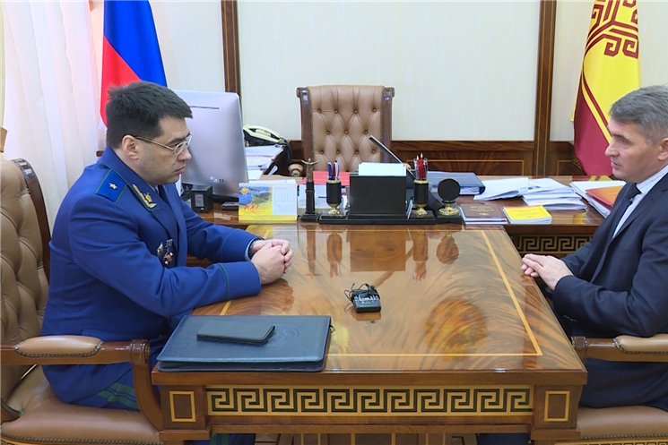 Глава Чувашской Республики встретился с Приволжским транспортным прокурором Дмитрием Коношем. 