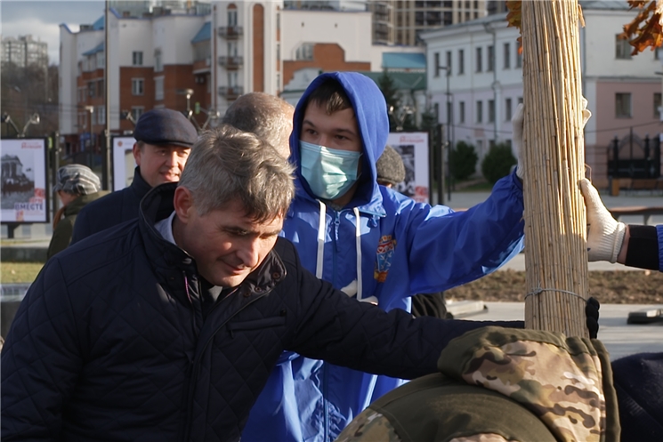 В озеленении Красной Площади Чебоксар принял участие Глава республики Олег Николаев