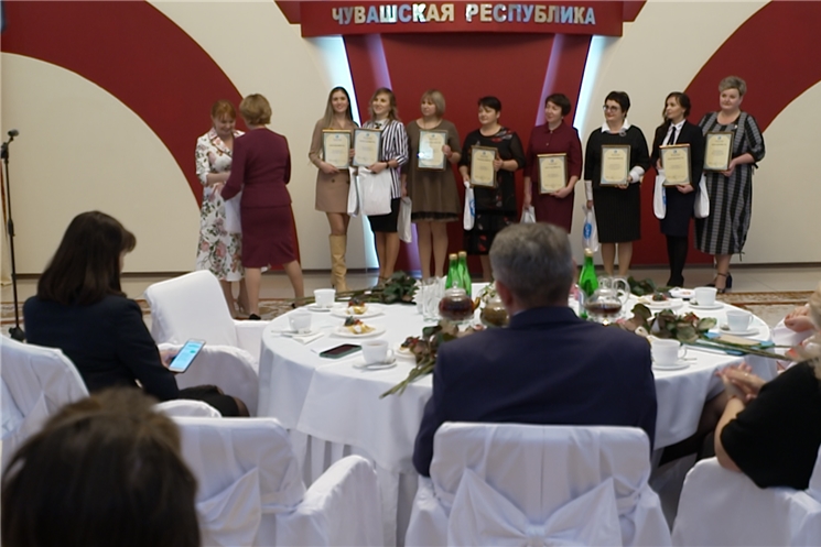 Победителей отметили наградами в канун Дня матери.