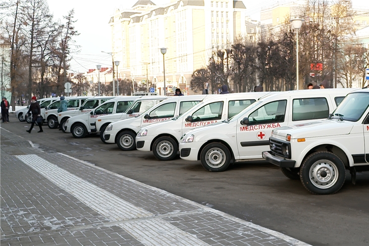 Сегодня главврачам больниц вручили ключи от 53 новых легковых автомобилей. 