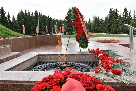 В День Победы депутаты Госсовета Чувашии возложили цветы к Вечному огню