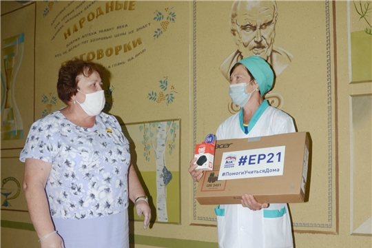 Альбина Егорова подарила ноутбук ученику Икковской школы Андрею Тимофееву
