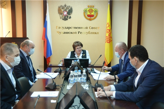 Альбина Егорова провела еженедельное совещание с руководителями комитетов парламента