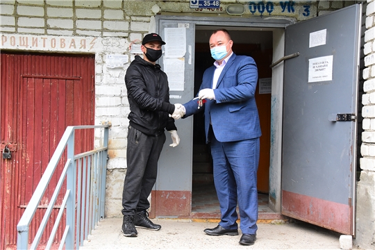 В Ибресинском районе вручили ключи от квартир очередникам из категории дети-сироты