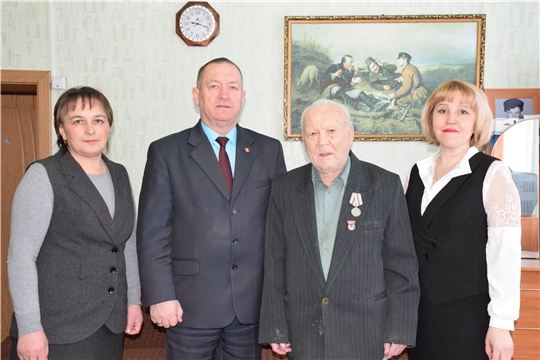 В Красночетайском районе ветеранам вручили первые юбилейные медали к 75-летию Победы