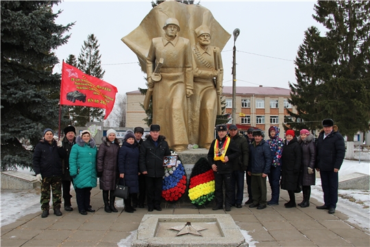 В День защитника Отечества в с.Красные Четаи состоялась торжественная церемония возложения венков к Монументу Славы