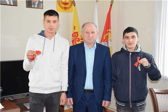 Ключи от новых квартир вручены двум новосёлам