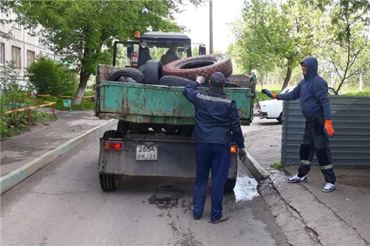 В Ленинском районе проведен рейд по сбору покрышек, сносу блокираторов и цепей на придомовых парковках