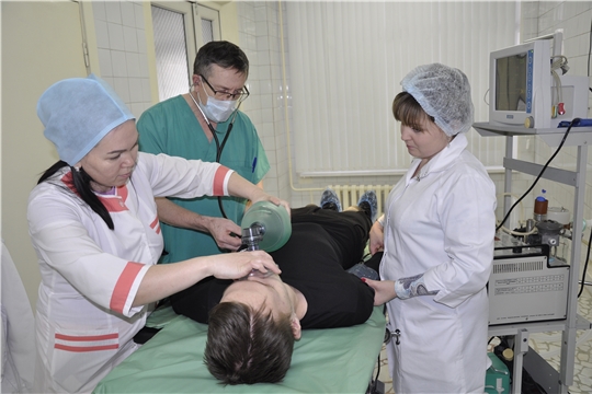 Медики проводят учения, отрабатывая прием больных по «скорой»