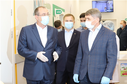Олег Николаев осмотрел отремонтированную детскую поликлинику в Алатыре