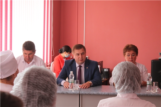 Министр здравоохранения Чувашии встретился с медработниками Чебоксарского, Цивильского, Мариинско-Посадского районов