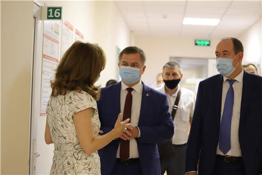 Министр здравоохранения Чувашии посетил здравпункт завода 