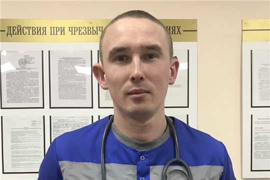 Даже вне работы готов спасать: фельдшер Андрей Николаев вывел девушку из задымленной комнаты